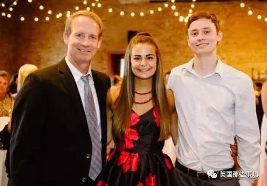 Bill很爱两个孩子，但他特别宠爱女儿Abbey。。。。。