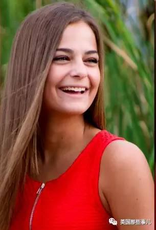 Abbey是怀特沃特大学的学生，主修公共关系。