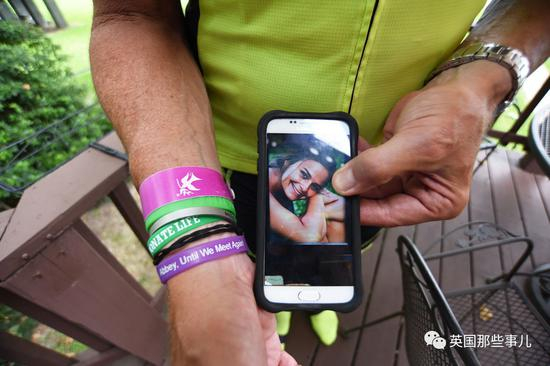 他遇到很多支持他的新朋友。。。。。