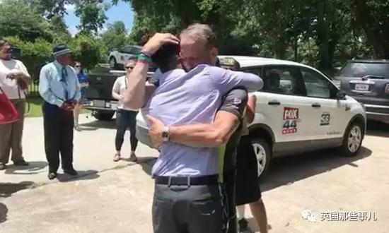 Jack轻拍他的背，安抚他，他们紧紧拥抱了一分钟。。。。