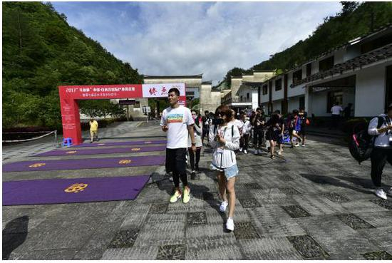 奥运冠军何可欣，田径名将史冬鹏协同网路主播一起直播比赛盛况