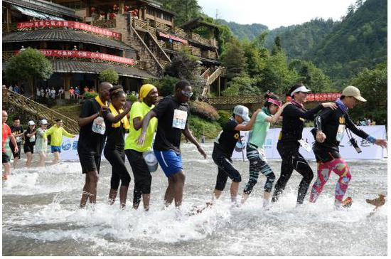 100米四人鸳鸯板竞走趣味横生&nbsp;