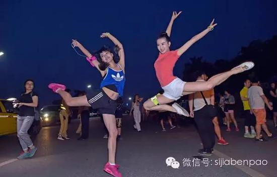 在闷闷的黄梅天里，天气气压比较低，空气相对稀薄，加上空气中湿度上升明显，跑步时，人体出汗后细小的水珠覆盖在人体皮肤表面。