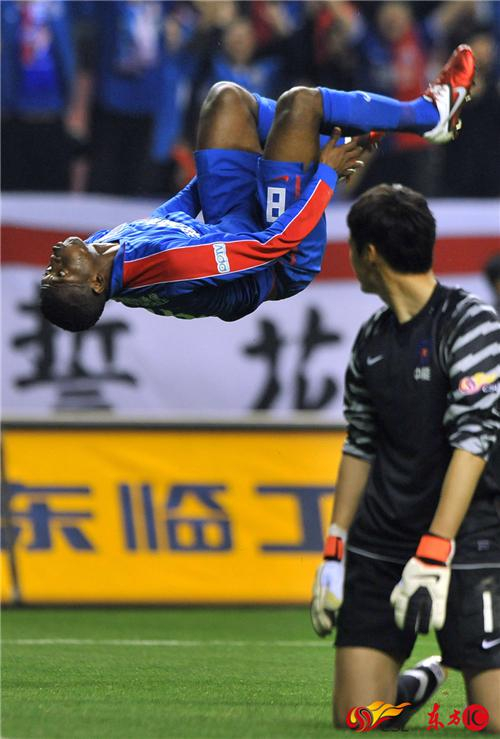 2011年4月1日，中超首轮，上海申花三度领先，却最终三度被青岛中能追平，小黑打入第三球，做出了熟悉的空翻庆祝。