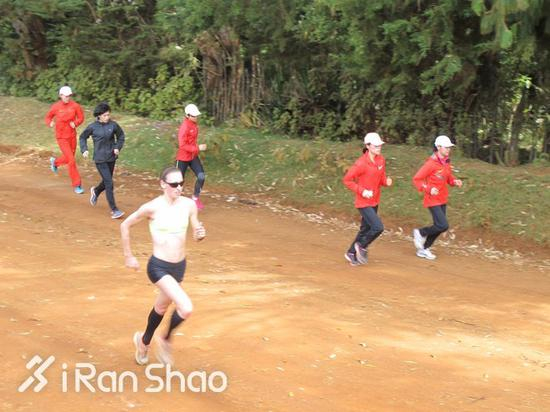 何引丽印象深刻的2014年汉堡马拉松，也是在那段时间从意大利飞过去跑的。