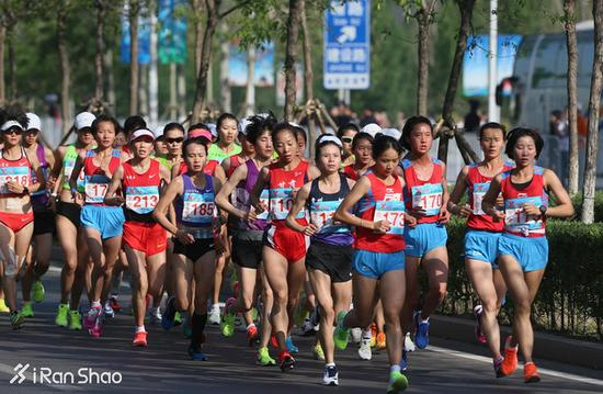 上届全运会她也参加了，成绩比今年好：2：34，第六名，但她觉得自己“也没跑好；也是正好来例假”。