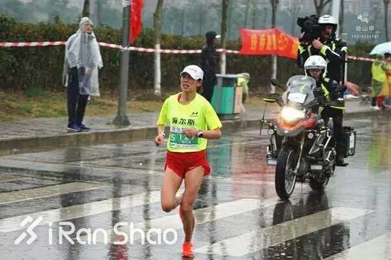 全运会过后，何引丽又跑了两场1万米场地赛和一场半马：