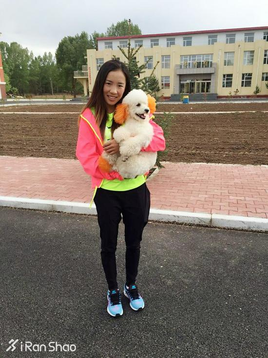 “平时教它各种本领，握手、趴下什么的。它基本都能听懂。它很粘人，它不能去的地方我坚决不去，所以很少出门。”