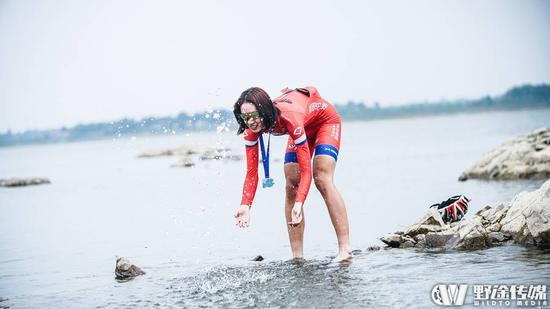 17岁的朝阳轮胎小将史晓梦收获环青海湖联赛蒙阴站女子山地组冠军后