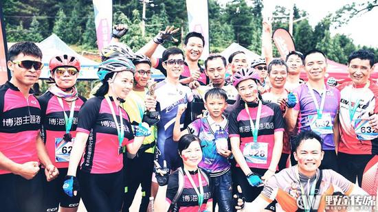 环湖联赛宜良站，获得男子山地组冠军的胡甜甜圈粉无数，没有年龄界限也没有性别界限，只有对坡神的爱。