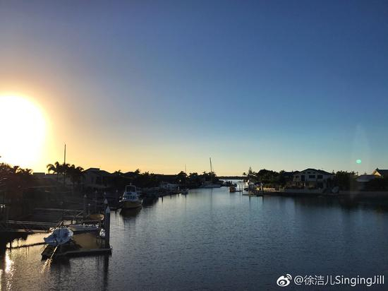 早晨幽静的海景颇有一番韵味