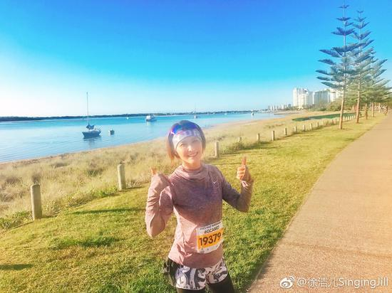 虽然跑的很累还是有精神拉路人帮我拍张照！