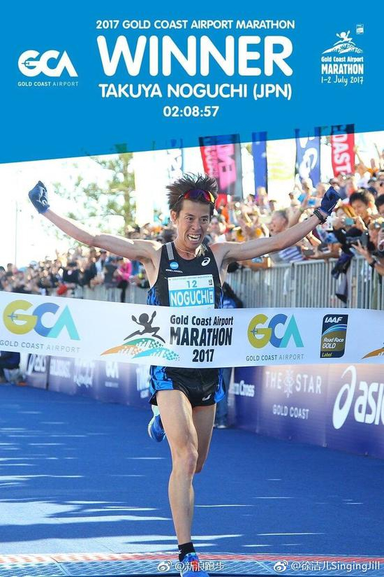 冠军来了！他跟我的成绩差不多耶，只是他是全马我是半马呀>_<