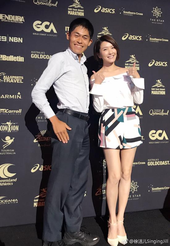 与日本著名跑者川内优辉合影，他可是创了23次全马跑进212的新世界纪录喔！