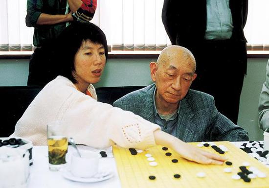 芮乃伟和吴清源大师。视觉中国 资料