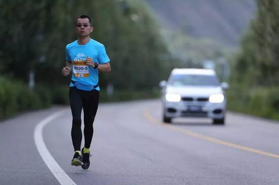 第三棒田芸，“功夫铁马”队伍中唯一的女生。9.1公里平路，用时57分钟，比计划提前了3分钟。