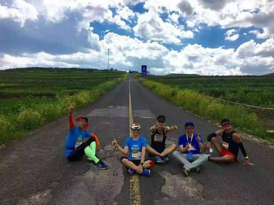 在最艰难的时刻有人理解你的感受，哪怕是一句加油，哪怕是一次击掌，哪怕是一个微笑，我透过夕阳感受到了巨大的关怀。