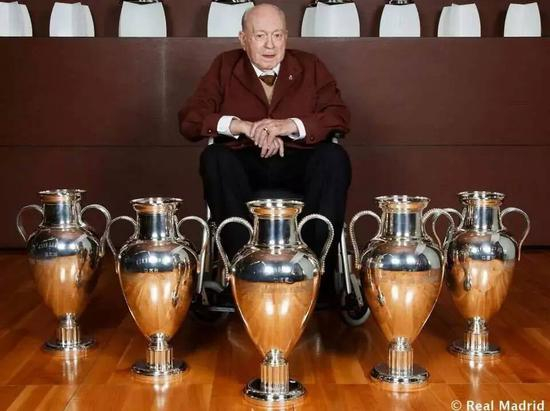 皇马上世纪欧冠五连冠功臣斯蒂法诺在2014年去世。