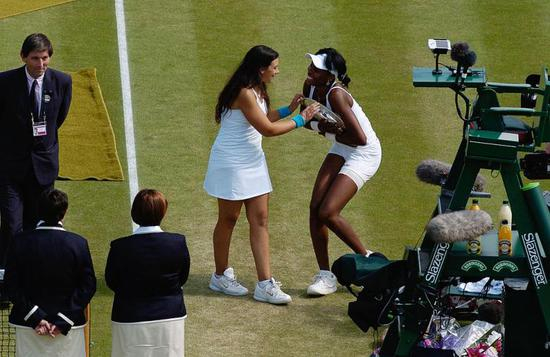 巴托丽开玩笑去抢大威廉姆斯的玫瑰露水盘（图片来源： Getty Images）