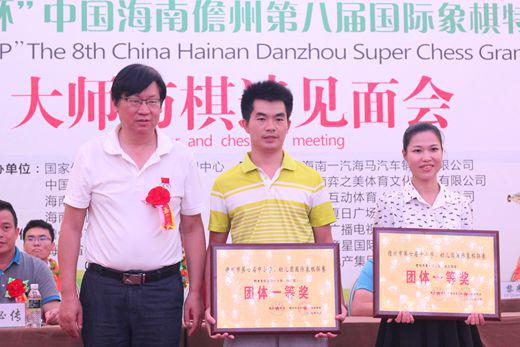 叶江川为获得团体冠军的学校代表颁奖