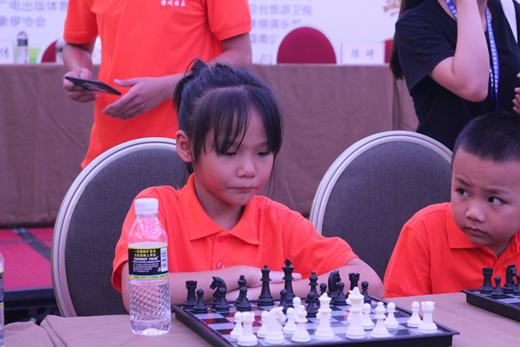 这位小姑娘可谓“巾帼不让须眉”