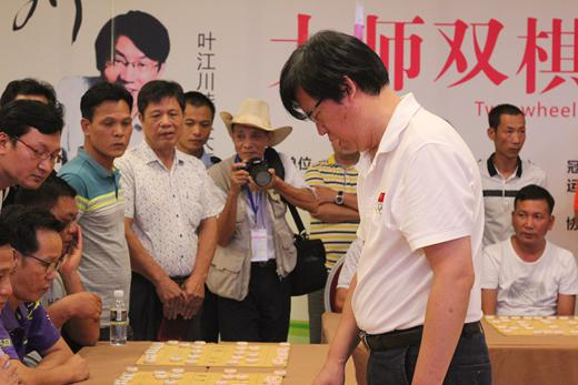 叶江川大师的中国象棋水平同样不俗，双棋大战也是今天一大亮点。