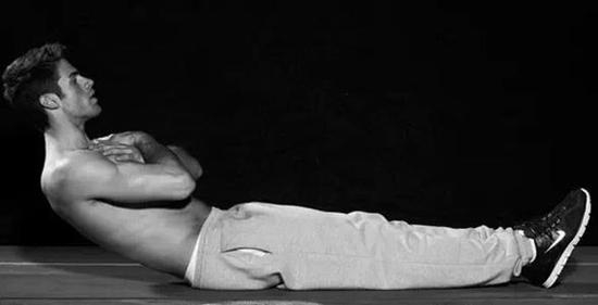 更难：向后倾斜60度角，保持不动。抬起你的双脚可以增加难度。