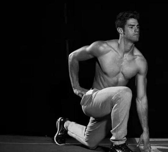 难：触地箭步蹲，保持后背挺直，单手触地，加大难度。