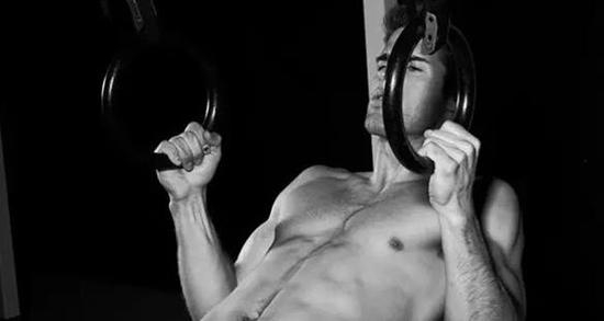 容易：倾斜引体向上，保持后背挺直，将拉环，杠铃或者桌子（任何你可以拉伸的物件）拉至胸前。　