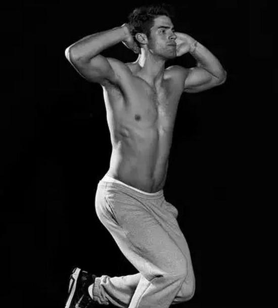 难：一条腿后摆，另一条腿做单腿深蹲。稍稍弯曲膝盖做常规深蹲动作，保持后背挺直，双肩持平。