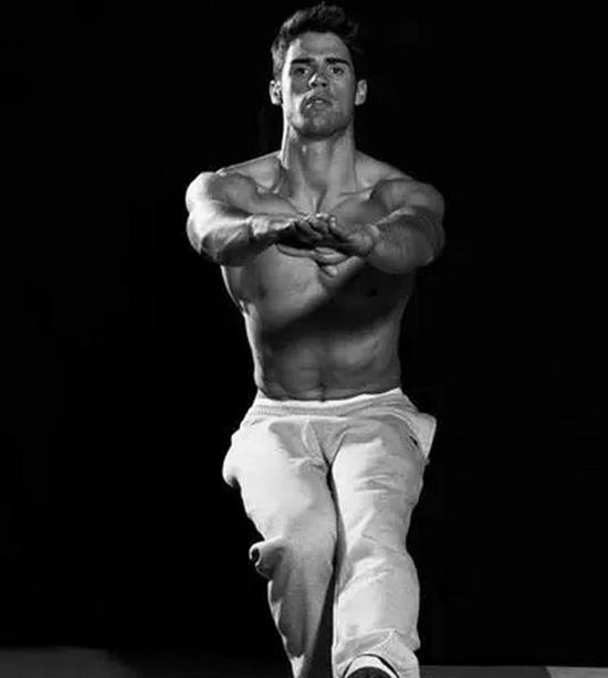 更难：一条腿前摆，另一条腿做单腿深蹲。和之前的动作一样，确保后背挺直，双肩持平。