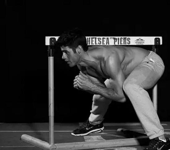 更难：栏下侧压腿。栏下侧压腿着重锻炼核心肌肉群。