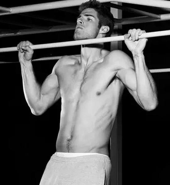 难：你可以增加拉伸难度，在单杠下方垫一个箱子做引体向上，从你的胸部和中背部开始拉伸。