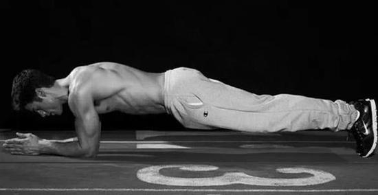 容易：撑于肘部，使你的后背挺直，头朝下（不要使你的下腰下沉）。坚持60秒。