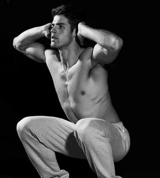 容易：体重深蹲。双臂举至头顶处保持平衡，做深蹲动作时与墙壁保持一米左右的距离。