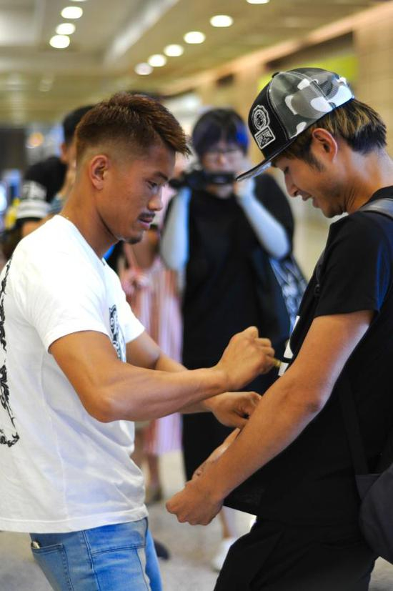 木村翔为拳迷签名