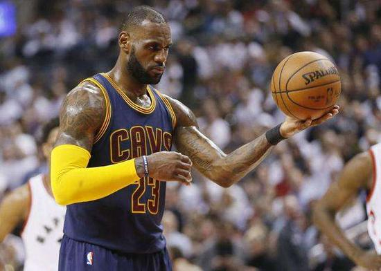 这显然不是说欧文能够与詹姆斯比肩，不是否认詹姆斯的实力，但却让部分詹迷不爽，在评论区把鸭少往死里骂，鸭少心里苦啊……