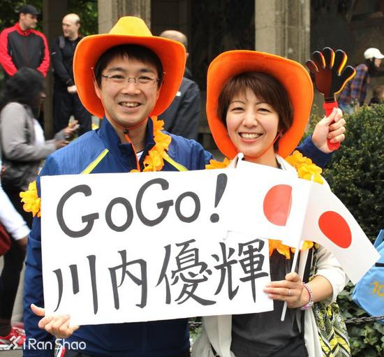 他的对策是彻底休息两天，再进行长距离慢跑，配速压得比平时慢。经过大约一周的调整，痛感总算变得不明显。