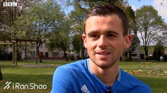 据斯旺西猎兔犬俱乐部主席科林戴维斯（Colin Davies）介绍，格里菲斯每周二、四晚上会和俱乐部的长跑组一起训练。