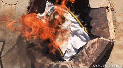 当然少不了球迷烧球衣的戏码，火焰中还能看见海沃德的名字。