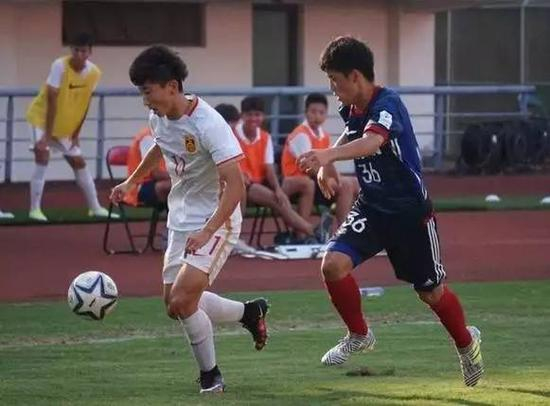 2024奥运希望队B队球员张佳硕（左）在和日本横滨水手队的比赛中