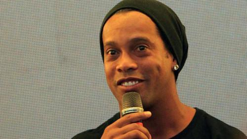 北京时间今天凌晨，巴黎圣日耳曼官方宣布内马尔加盟。2.22亿欧元让他成为了世界足坛历史上转会身价最高的球员。