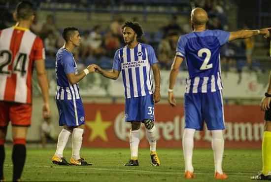 从切尔西租借而来的伊赛亚-布朗(中)，被休顿寄予厚望