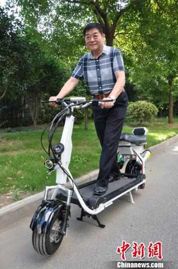 　　支起车架可当跑步机使用。　张景良 摄