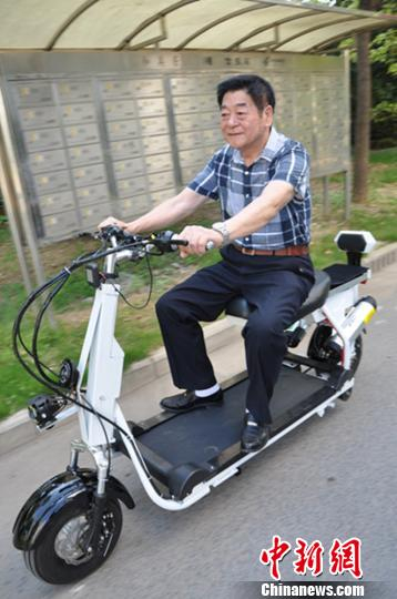 　　将座椅打开可正常骑行。　张景良 摄