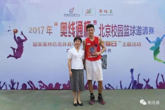 来自北京四中的张炳钧同学获得本届比赛“最有价值球员”称号