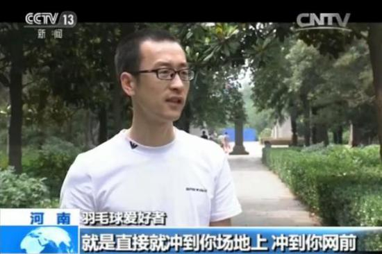 广场舞团队后来又曾抢占羽毛球场地。