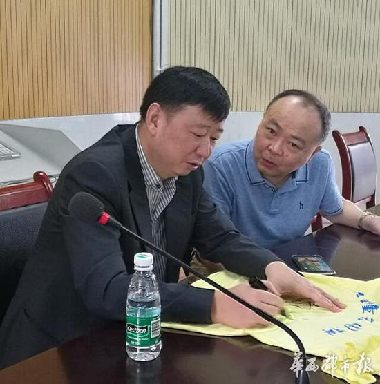 俞斌九段和成都棋院院长蒋全胜谈论四川围棋