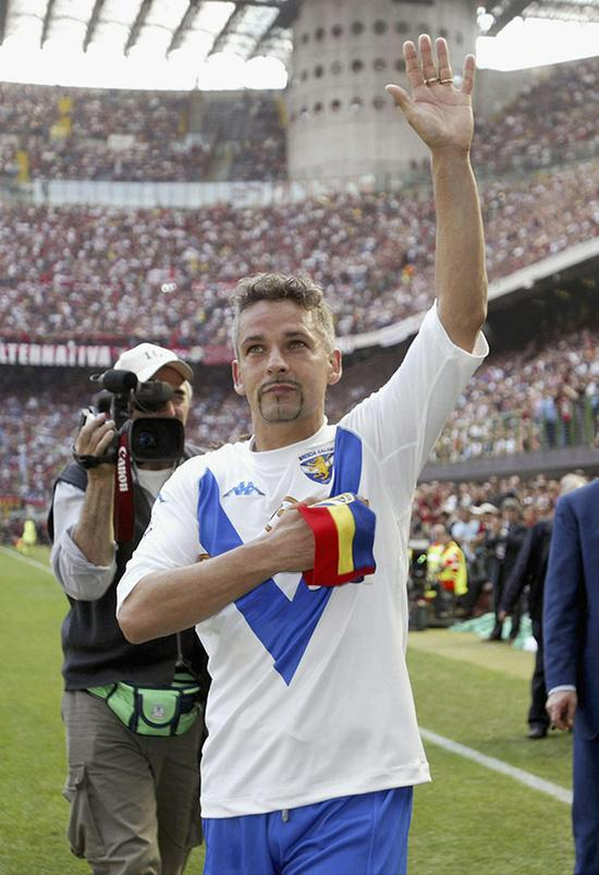 2004年5月16日，该赛季意甲联赛最后一轮，巴乔第452次出现在意甲赛场，也是他最后1次出现在职业赛场上。比赛结束后，巴乔在绿茵场上挥手告别球迷。