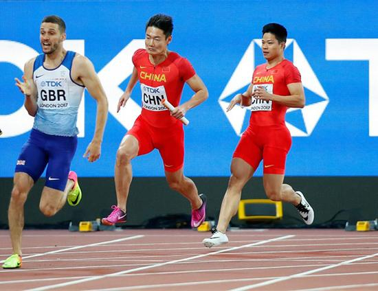 中国队选手张培萌（左二）与苏炳添（左三）在比赛中交接棒。&nbsp;